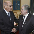 Recibiendo el Nobel de manos del rey Carlos Gustavo.