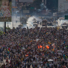Venezolanos participan en una manifestación en Caracas, ayer.