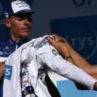 Enric Mas se viste de blanco en el podio del Tour.