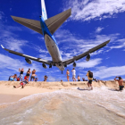 Los aviones pasan a escasos metros de la playa.