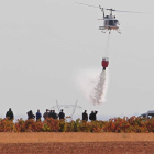 Un helicóptero suelta agua en el incendio registrado ayer en Ardoncino.