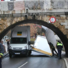 Una imagen frecuente en el estrecho puente del Paseo de Salamanca