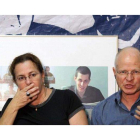Los padres del soldado Guilad Shalit, Aviva y Noam Shalit, con una imagen de su hijo al fondo, el martes, en Jerusalén.