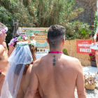 Un momento de la boda nudista multitudinaria. ALBA FEIXAS