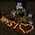 Una muchacha escribe un mensaje de condolencias en el altar montado a las puertas de la mezquita Al Noor, en Christchurch.