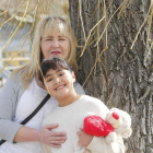 Lara, la niña de ocho años intervenida de apendicitis, junto a su madre Esther. L. DE LA MATA