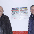 Amador Hernández y Nicanor Sen, en la pega de carteles de la concentración de mañana.