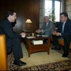 El alcalde, a la derecha, en la reunión de ayer en su despacho con los portavoces del PSOE y del PP