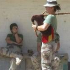 Una soldado del contingente español toca la gaita durante un momento de asueto en «Base España»