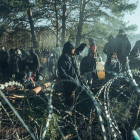 Los refugiados enjaulados por las concertinas entre Bielorrusia y Polonia. IREK DOROZANSKI