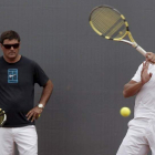 Toni, a la izquierda, cree que Rafa Nadal necesita calma para volver y estar al máximo nivel.