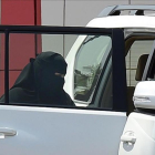 Una mujer entra en un coche en Riad.