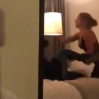 Fotograma de vídeo en el que se ve a la modelo pegando a Neymar en el hotel.