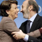 Magdalena Álvarez y Alfredo Pérez Rubalcaba se felicitan tras la firma del convenio