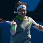 Ferrer golpea de 'drive' en su estreno en Australia.