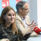 Gloria Acevedo y Olegario Ramón, ayer en la sede del PSOE. ANA F. BARREDO