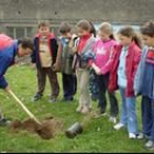 Algunos niños del colegio de San Miguel en la plantación de árboles