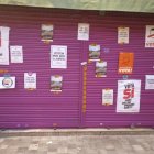 Tienda de la madre de Albert Rivera con carteles a favor del sí al referendum.