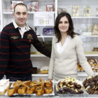 Francisco y Yolanda García Fernández en su pastelería de León, Milhojas.