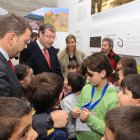 Riesco, Silván y Seco, con un maestro y varios alumnos.