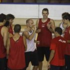 Juanjo Bernabé, en el centro, bromea con sus compañeros en un entrenamiento de León.