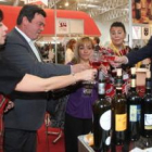 Los representantes de la Diputación y de la denominación de origen brindan con vino de Tierra de Leó