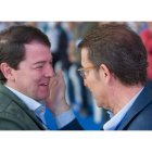 Feijóo saluda a Mañueco ayer, en el congreso del PP gallego celebrado en Pontevedra. SALVADOR SAS