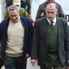 Barceló, a la izquierda, y su abogado el pasado 12 de febrero, cuando acudió a declarar.