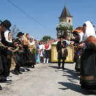 La procesión a la salida de la iglesia del pueblo.