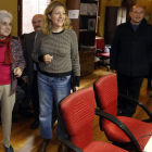 Beatriz Gallego y Natalia Peiró, ayer en las dependencias de Cáritas de León. MARCIANO PÉREZ