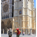 Los turistas fotografían la Catedral, que ha experimentado un crecimiento monumental en el número de visitantes. RUBÉN