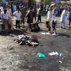 Restos del atentado suicida en que han muerto 20 personas en Kabul.