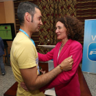 Gloria Fernández Merayo saluda sonriente a uno de sus colaboradores en el Ponferrada Plaza.