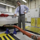 Control de emisiones de un Volkswagen en California.