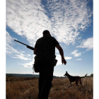 Un cazador junto a su perro en un momento de su actividad. JESÚS