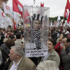 Miles de opositores marchan por el centro de San Petersbugo, Rusia.