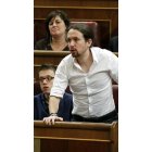 El líder de Podemos, Pablo Iglesias. A su lado, Errejón. JAVIER LIZÓN