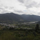 Vista del valle de Laciana, con la capital de la comarca, Villablino.