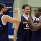 Marc Gasol, Pau Gasol y Serge Ibaka, charlan en un entreno.
