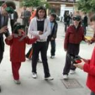 Riesco de la mano de una niña, con unas gafas que simulan una ceguera