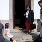 Mercedes Fernández a la entrada de las escuelas de Oseja de Sajambre conversa con una niña