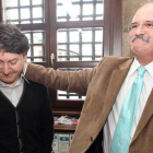 Emilio Cubelos aprueba con una palmada en la nuca la intervención de Samuel Folgueral.