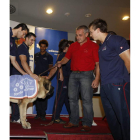 Jaime González, a la derecha, junto al mastín del Ademar.