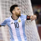 Messi celebra el gol de penalti con el que Argentina tumbó a Chile en Buenos Aires.