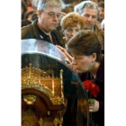 Una mujer besa la urna con las reliquias de Santa Teresita de Lisieux