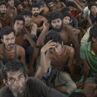 Inmigrantes rohingyas, una minoría que las Naciones Unidas considera apátrida, descansan tras ser rescatados.
