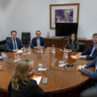 Los equipos negociadores de Partido Popular y Ciudadanos, encabezados por el presidente del PP andaluz, Juanma Moreno (izquierda), y el líder regional de Ciudadanos, Juan Marín (segundo por la derecha).