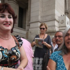 Merçona Puig Antich (derecha), hermana de Salvador Puig Antich, junto a Paqui Maqueda, tras declarar ante la justicia argentina por los crímenes del franquismo, en Buenos Aires.