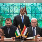El representante de Fatá, Azam al Ahmad (derecha) y el de Hamás, Saleh al Arouri, firman el acuerdo en El Cairo.