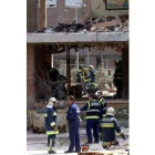 Bomberos y policías trabajan en los escombros del edificio de Leganés